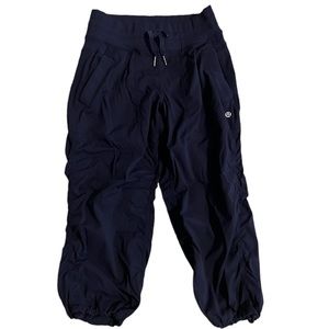 Lululemon cropped pants size 2 navy in color
